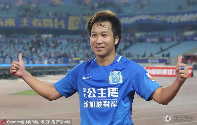 抖森、休·劳瑞现身片场2024-07-05 抖森拍摄《夜班经理2》 同框“小李子”前女友！
