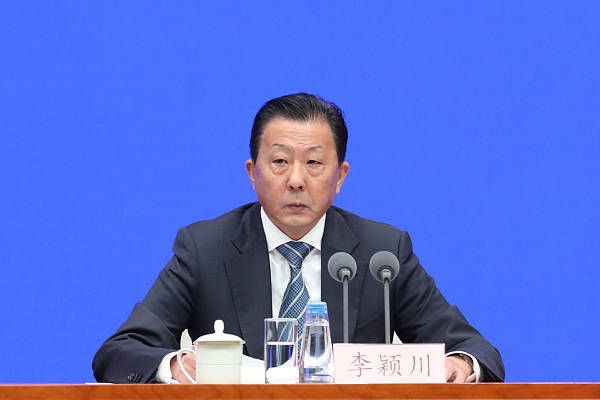 在新闻发布会上，范冰冰身着美艳礼服亮相，在谈及为何会接受邀请出任“赞礼女神”时，她表示：“ 我的父 《阿黛尔的生活》首映女星走光 不穿底裤霸气足 2013-05-24 法国戛纳当地时间5月23日，电影《阿黛尔的生活》举办首映礼。