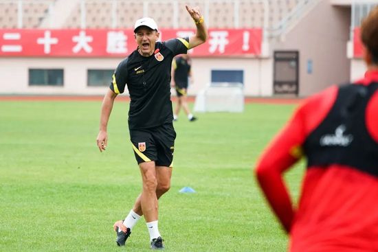 8条打卡路线纵览青岛光影共生史 2025-04-23 红瓦绿树，碧海蓝天，这里是中国电影的“天然摄影棚”；