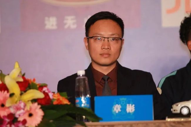 《小兵张嘎》中，嘎子光脚执木枪，没有钢枪却信念如钢，没有铠甲却心怀赤诚，他以最本真的方式跃入几代人的记忆。