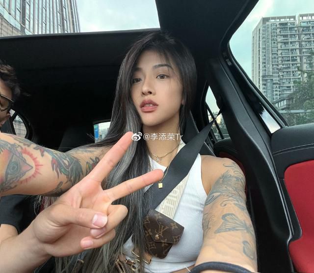 在这里，他们是演 员、歌手，更是一个不折不扣的主持人！