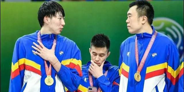 李冰冰与友人牵手热聊显亲和 保镖护驾巨星范足 2013-10-29 近日在北京，演员李冰冰出席某活动。