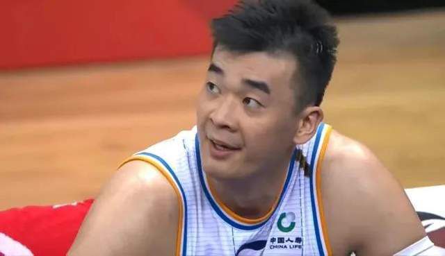 提莫西·查拉梅和琳娜·库德里背向而立似乎各怀心事。